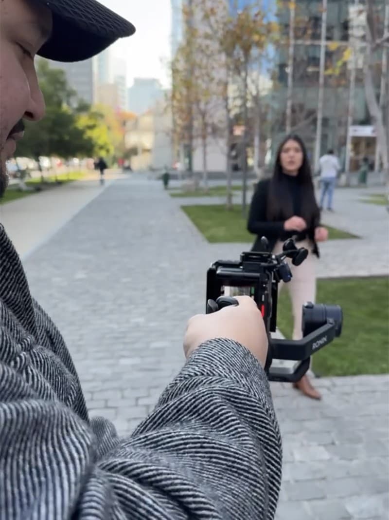 Felipe Mena, fundador de TMI, grabando con un gimbal en la calle.