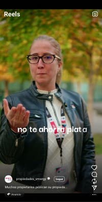 Captura real de un reel con anuncio de propiedades_synergy: Lili Tavares con chaqueta de cuero, al aire libre.